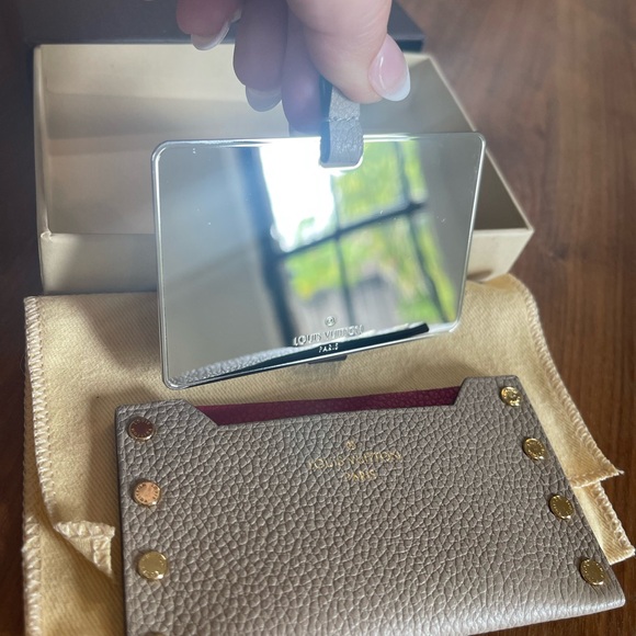 Luis Vuitton small compact Mirror with leather case. - Picture 2 of 12